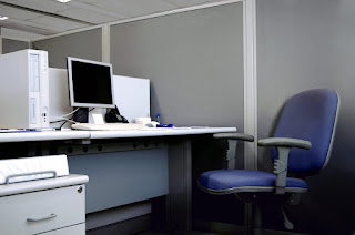 Invisible Solitudes in the Workplace: When Freedom Turns into Abandonment